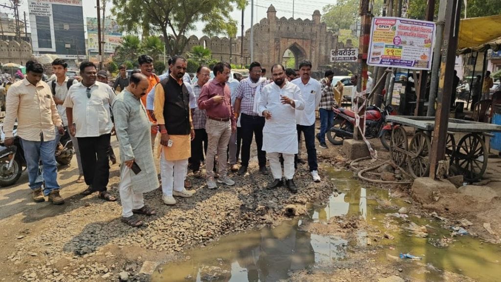 RSS volunteer Sandeep Poshattiwar scolds public representatives and officials for potholes in Chandrapur city