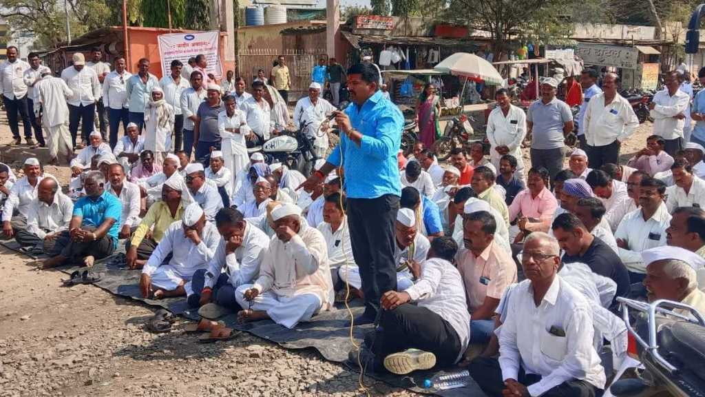 angry farmers protest news in marathi