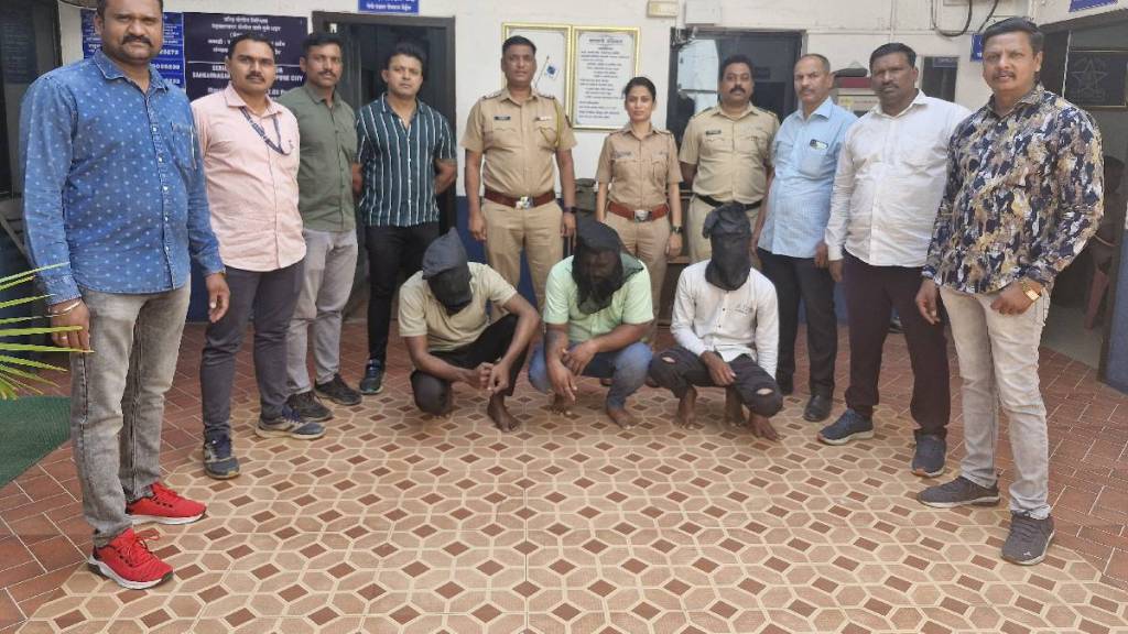 dhankawadi pune police arrested Three men extorted money a woman massage parlor crime news