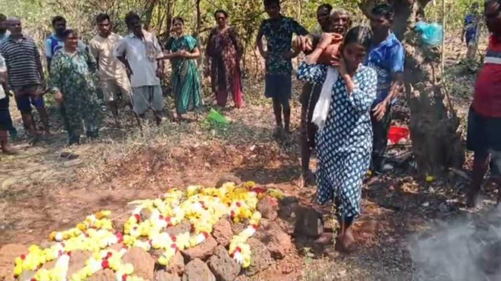 मुलीनेच सकाळी गणिताचा एसएससी चा पेपर लिहून देत दुपारी आपल्या आईवर अंत्यसंस्कार केल्याची घटना घडली आहे .