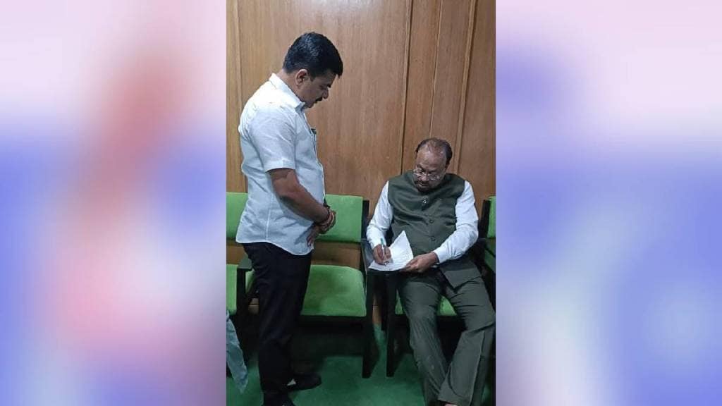 Nanded Congress MP Ravindra Chavan meets Revenue Minister Chandrashekhar Bawankule