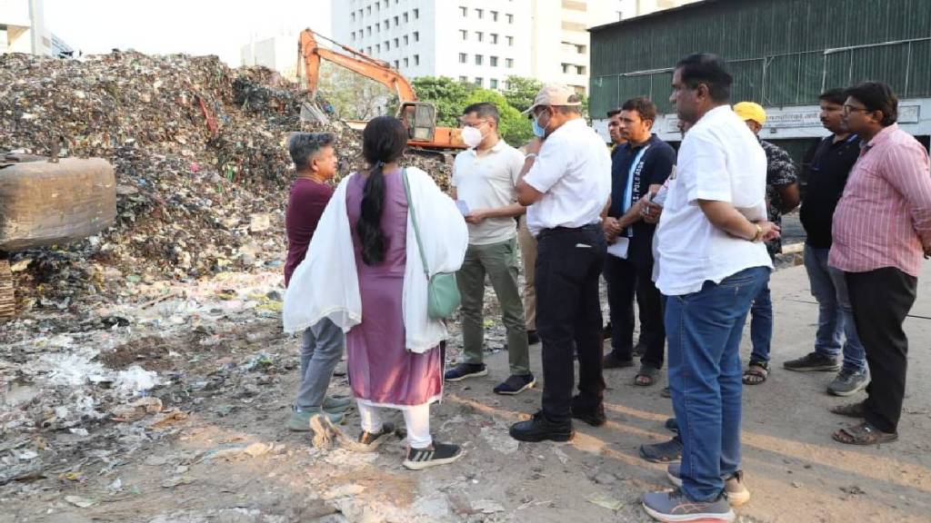 Piles of garbage outside housing complexes in Thane Municipal Commissioner orders immediate start of door to door garbage collection