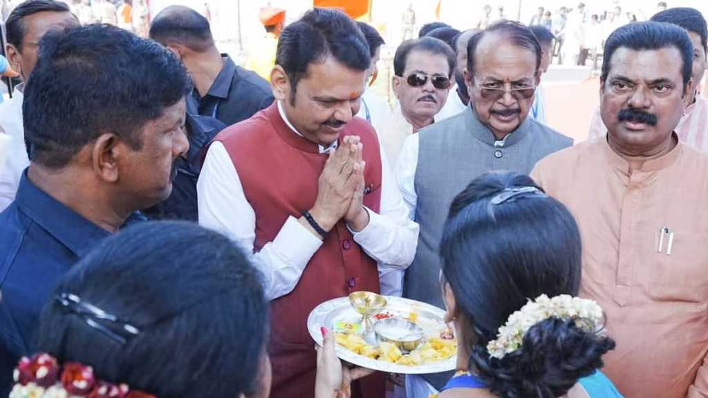 bjp mla kisan kathore share stage with former union minister kapil patil in presence of devendra fadnavis in bhiwandi during event