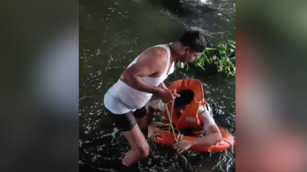 Firefighters succeed in rescuing young man stuck in a river